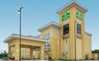 Photo 2 - La Quinta Inn & Suites by Wyndham Karnes City - Kenedy