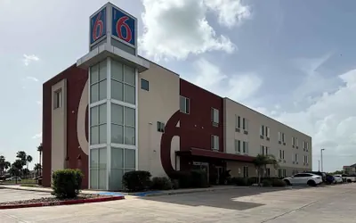 Photo 2 - Motel 6 Weslaco, TX