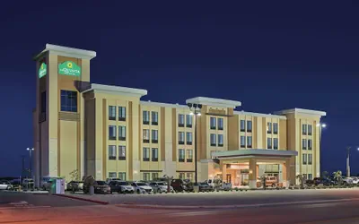 Photo 2 - La Quinta Inn & Suites by Wyndham Carlsbad