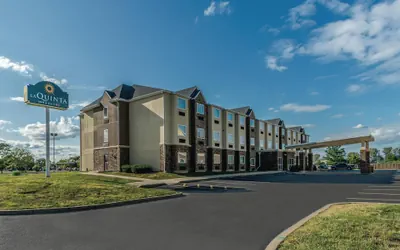 La Quinta Inn & Suites by Wyndham Collinsville - St. Louis