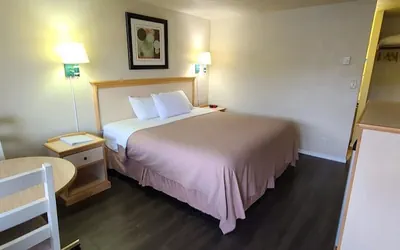 Photo 3 - Economy Inn Reedsport