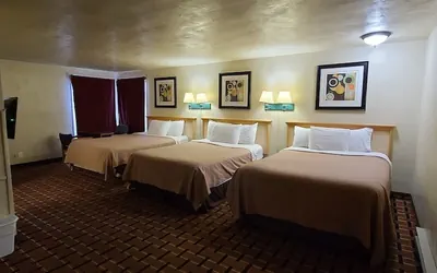 Photo 2 - Economy Inn Reedsport
