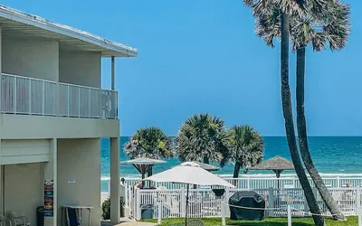 Photo 2 - Ocean Court Beachfront Hotel
