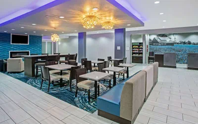Photo 4 - La Quinta Inn & Suites by Wyndham Victoria - South