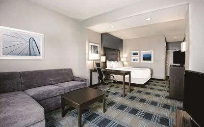 Photo 5 - La Quinta Inn & Suites by Wyndham Victoria - South