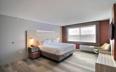 Photo 4 - Holiday Inn Express & Suites Fond Du Lac by IHG