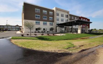Photo 2 - Holiday Inn Express & Suites Fond Du Lac by IHG