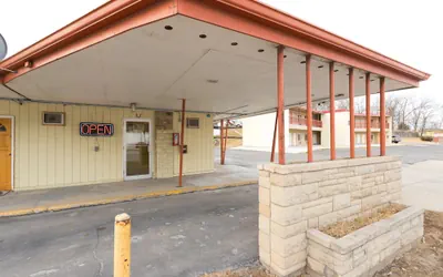 Photo 2 - Cozy Rest Motel