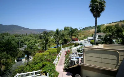 Photo 2 - Malibu Country Inn