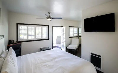 Photo 4 - Malibu Country Inn