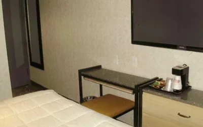 Photo 3 - Rodeway Inn Near JFK Airport