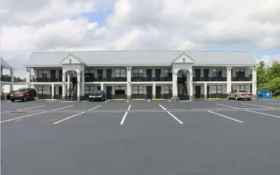 Photo 2 - Travelodge by Wyndham Calhoun South I-75