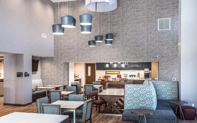 Photo 4 - Hampton Inn & Suites Bakersfield Central