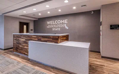 Photo 5 - Hampton Inn & Suites Bakersfield Central