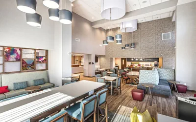 Photo 3 - Hampton Inn & Suites Bakersfield Central