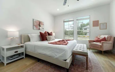 Photo 5 - Rosé Retreat: Luxurious Getaway for 6, Hot Tub, Steps to Main Street