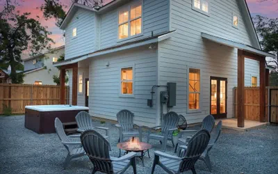 Photo 2 - Rosé Retreat: Luxurious Getaway for 6, Hot Tub, Steps to Main Street