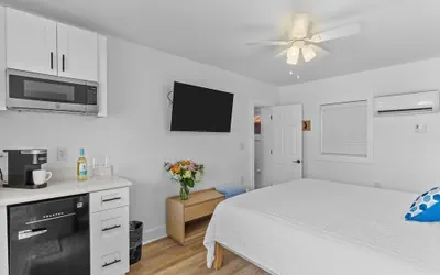 Photo 4 - The Beach House Motel & Suites