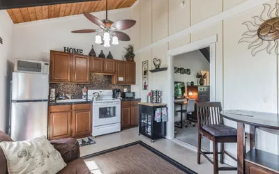 Photo 5 - Cozy Sunset Views W/ Lanai - Close To Beach 1 Bedroom Home by RedAwning