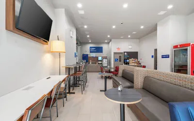 Photo 2 - Holiday Inn Express & Suites Bronx - Barnabas area by IHG