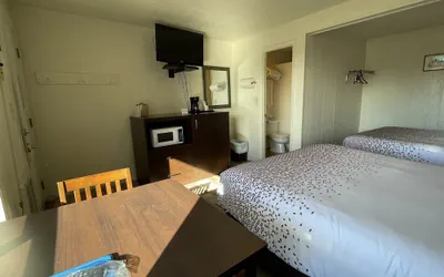 Photo 5 - Holiday Motel