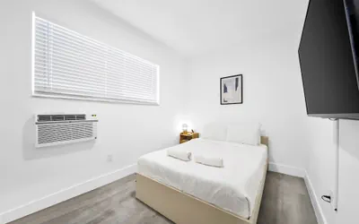 Photo 2 - Historic 2 Bedroom Retreat
