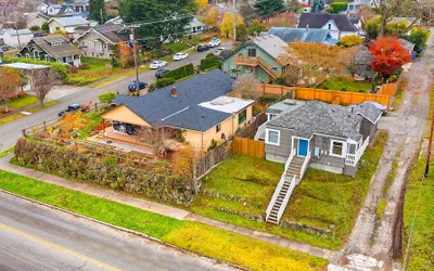 Photo 2 - Walk to the waterfront The Hobbit House