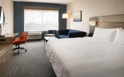 Photo 4 - Holiday Inn Express & Suites Fresno Airport by IHG