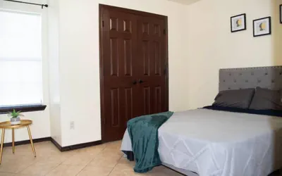 Photo 3 - Modern 2 bed 2-bath Next to University Utrgv