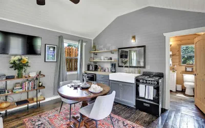 Photo 2 - Luxurious & Intimate Cottage in Fred Wine Country!