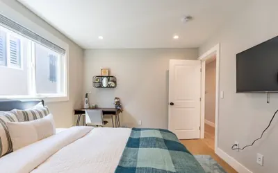 Photo 2 - Lux Apartment on hill close to SF