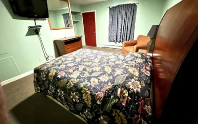 Photo 4 - Your Motel