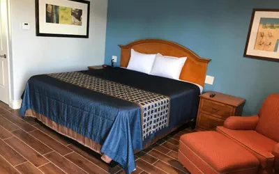 Photo 3 - Driftwood Motel