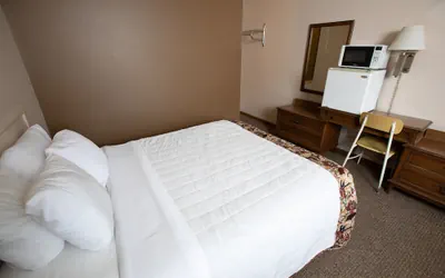 Photo 2 - Economy Hotel Covington