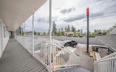 Photo 2 - Budget Inn Bend