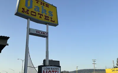 Photo 2 - The Oaks Motel