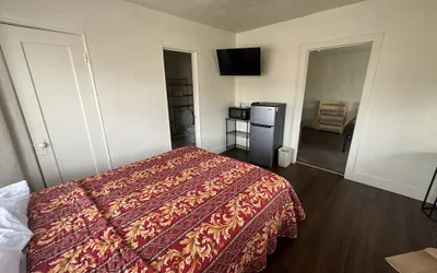Photo 4 - The Oaks Motel