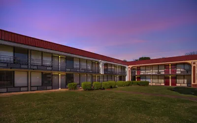 HomeTowne Studios by Red Roof Montgomery - Midtown