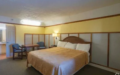 Photo 5 - Econo Lodge