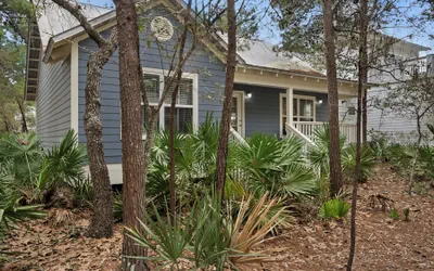 Pet Friendly Beach Home; 2 Minutes to Beach & Eastern Lake
