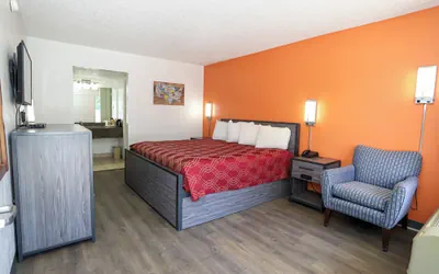 Photo 4 - Express Inn