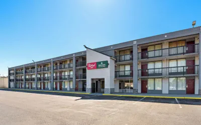 Photo 2 - HomeTowne Studios by Red Roof Richmond - Airport/Sandston
