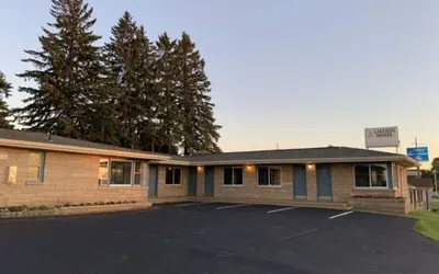 Photo 2 - Lakeside Motel