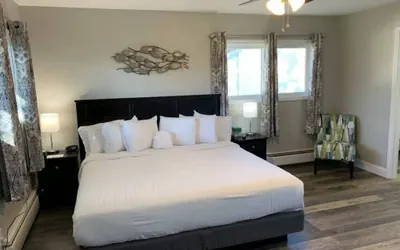 Photo 5 - Lakeside Motel