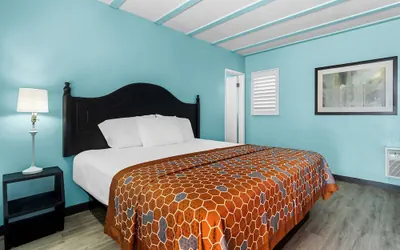 Photo 4 - Rodeway Inn & Suites North Hollywood Burbank Airport - Universal Area
