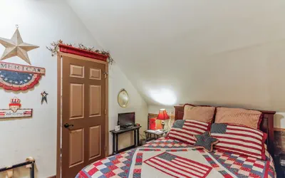 Photo 3 - America Room 1 Bedroom by Main Street Bed & Breakfast