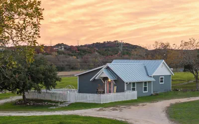 Historic 1 BR Cottage | Mountain Views | Firepit