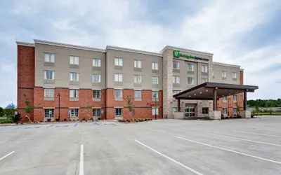 Photo 2 - Holiday Inn Express & Suites Manhattan by IHG