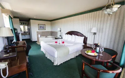 Photo 4 - Emerald Dolphin Inn & Mini Golf