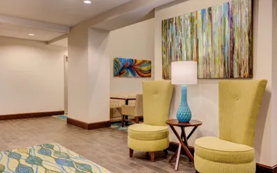 Photo 4 - Hampton Inn & Suites Manchester
